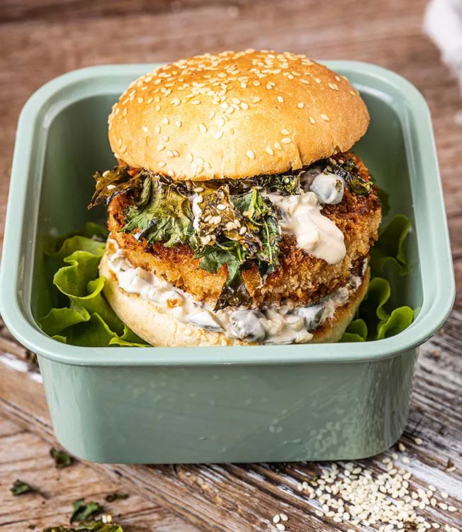 Burger di pesce con cavolo e salsa yogurt