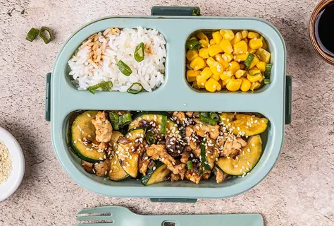 Bowl di riso con tacchino e zucchine