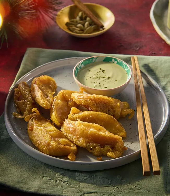 Mele fritte in tempura con cannella e salsa al matcha