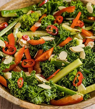 Una sana insalata di cavolo con peperoncino e mandorle