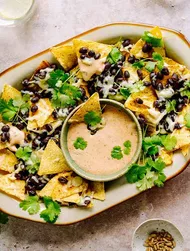 Salsa taco alla maionese con nachos di fagioli al forno