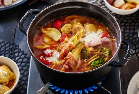 Hot pot piccante al pomodoro e kimchi