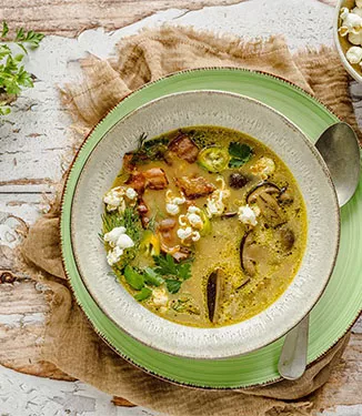 Zuppa di funghi con pancetta croccante e popcorn