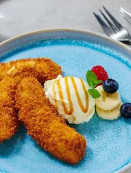 Banane croccanti con gelato alla vaniglia e crema al cioccolato o al caramello