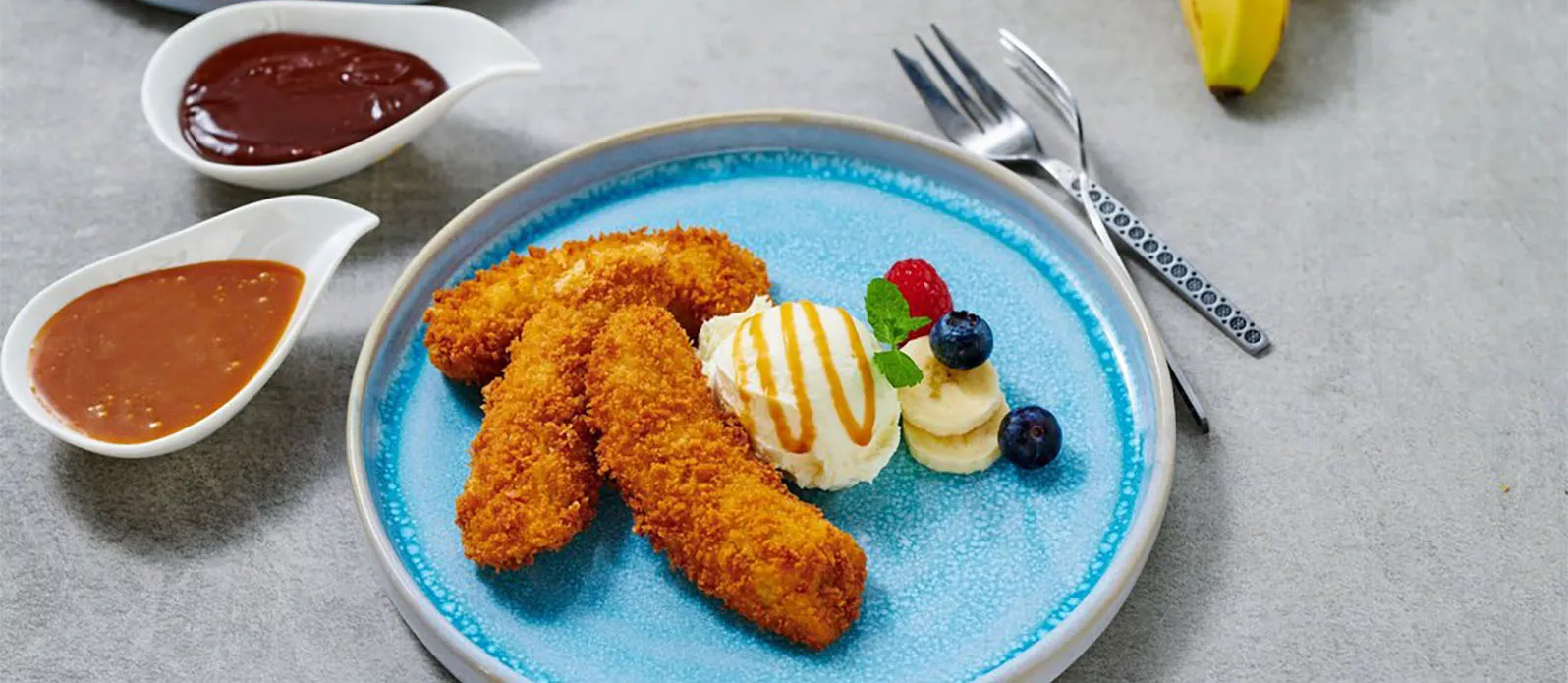 Banane croccanti con gelato alla vaniglia e crema al cioccolato o al caramello