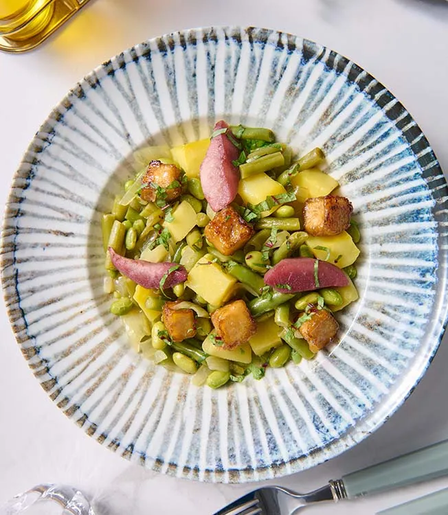 Insalata di pere con vino, fagiolini e tofu