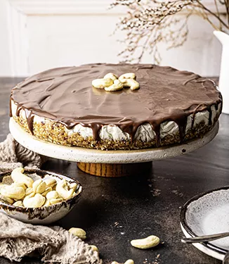“Cheesecake” agli anacardi vegana con crema al caramello e cioccolato