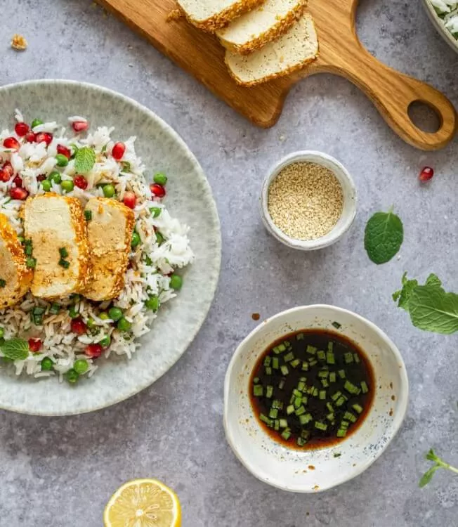 Tofu Katsu al sesamo con riso e piselli verdi