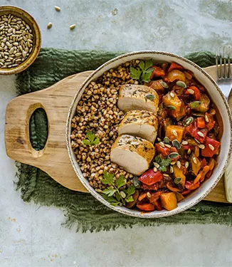 Gustosa bowl di grano saraceno con filetto di maiale arrosto e salsa di peperoni