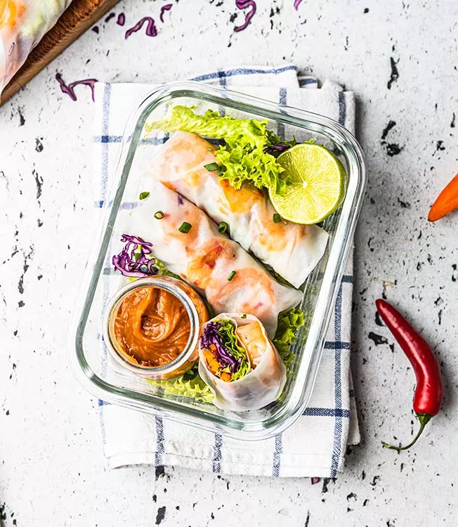 Involtini estivi con verdure, gamberetti e salsa di arachidi