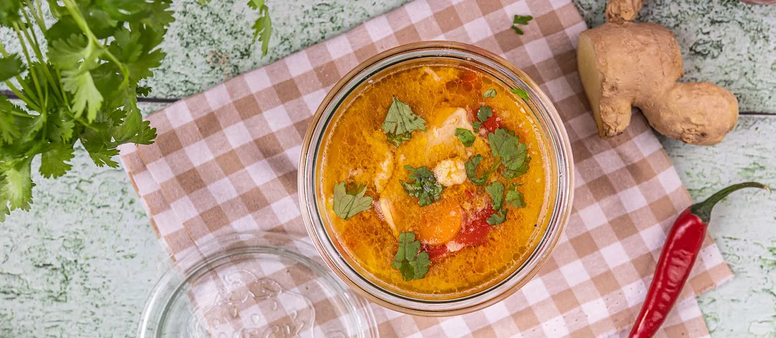 Zuppa asiatica di pollo, carote e uova