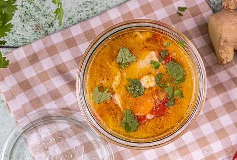 Zuppa asiatica di pollo, carote e uova