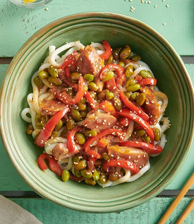 Stinco di maiale alla birra con teriyaki e udon