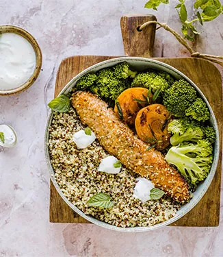 Bowl di quinoa calda con salmone ricoperto con sesamo e albicocche