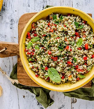 Insalata Tabbouleh con erbe aromatiche, pomodori e peperoni