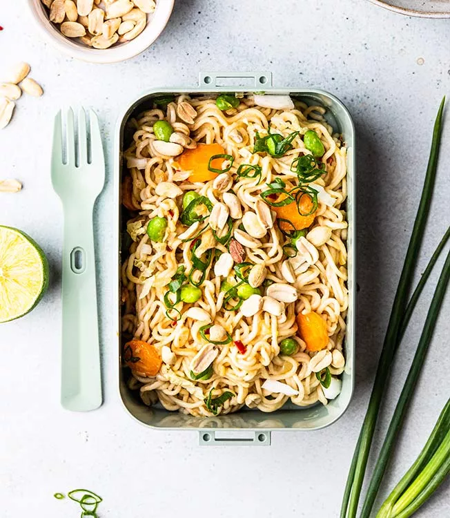 Noodles di miso con verdure e salsa di arachidi