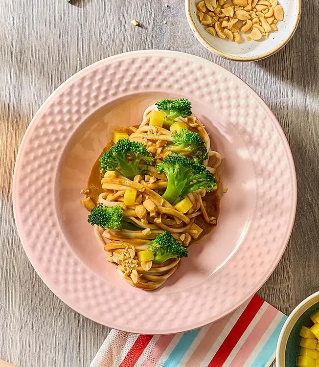 Udon alle arachidi con broccoli e mango