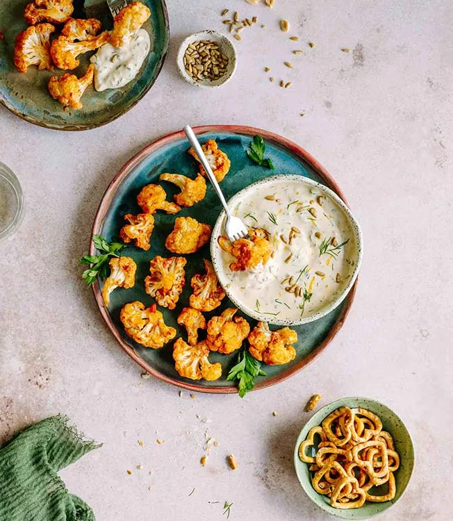 Salsa ranch e bocconcini di cavolfiore al forno con kimchi
