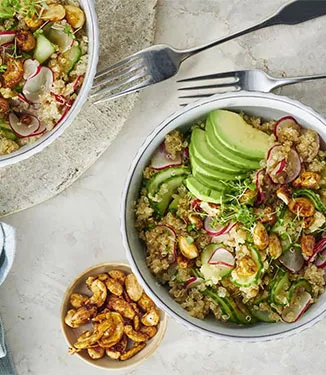 Insalata di quinoa con avocado and noci tostate