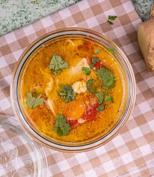 Zuppa asiatica di pollo, carote e uova