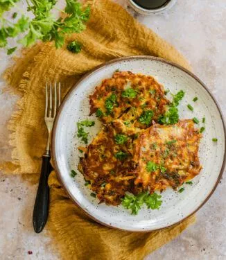 Pancake di carote e sedano rapa con erbette aromatiche
