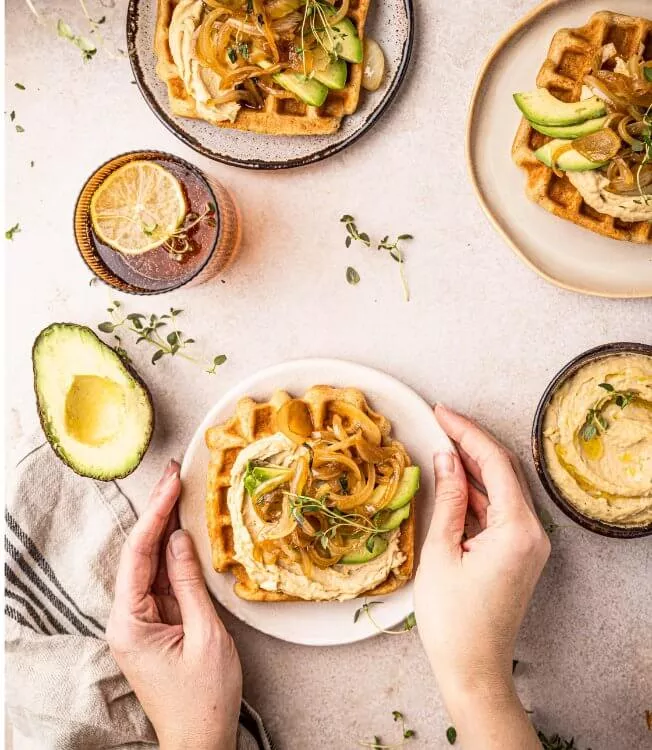 Waffles con hummus e cipolla teriyaki con timo