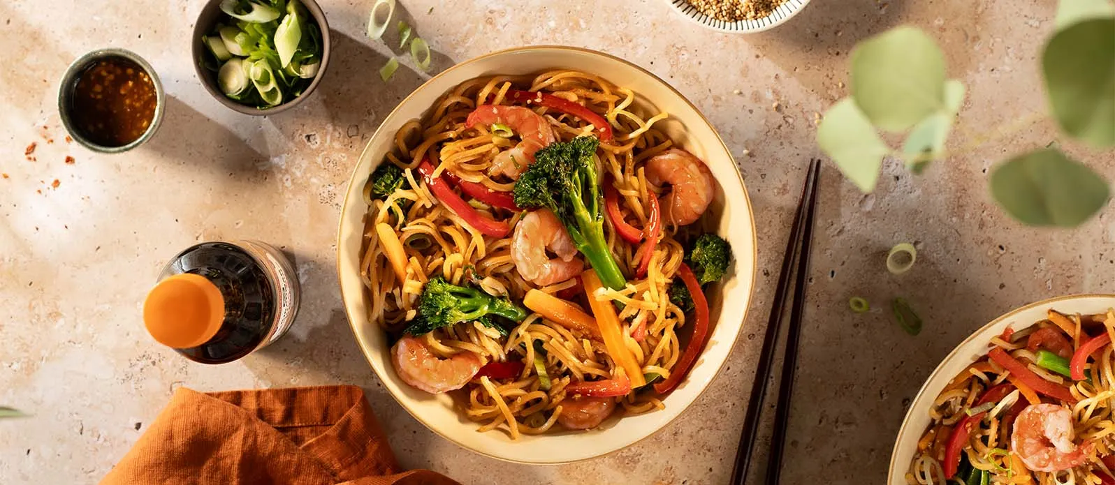 Soba saltati con gamberi e verdure