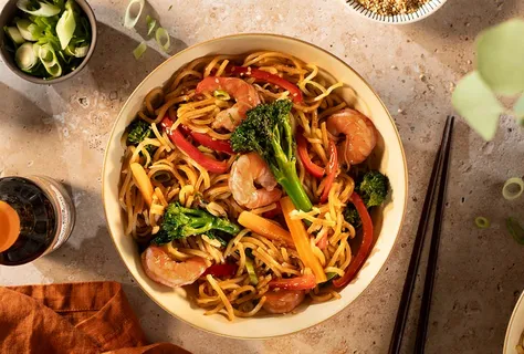 Soba saltati con gamberi e verdure