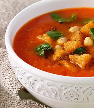 Zuppa di pomodori e peperoni con salsa di soia Kikkoman e limetta