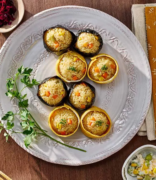 Onigiri pilaf con burro e salsa di soia