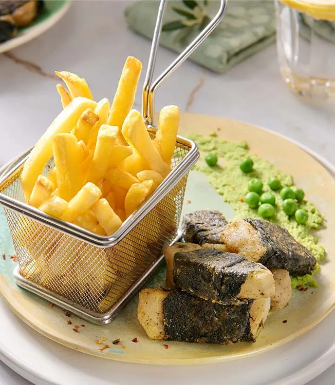 Pesce e patatine vegani con sedano rapa e piselli