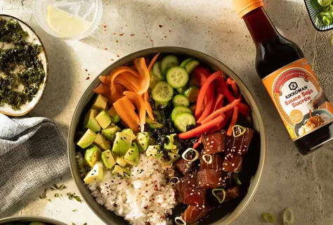 Poke bowl al tonno con salsa di soia