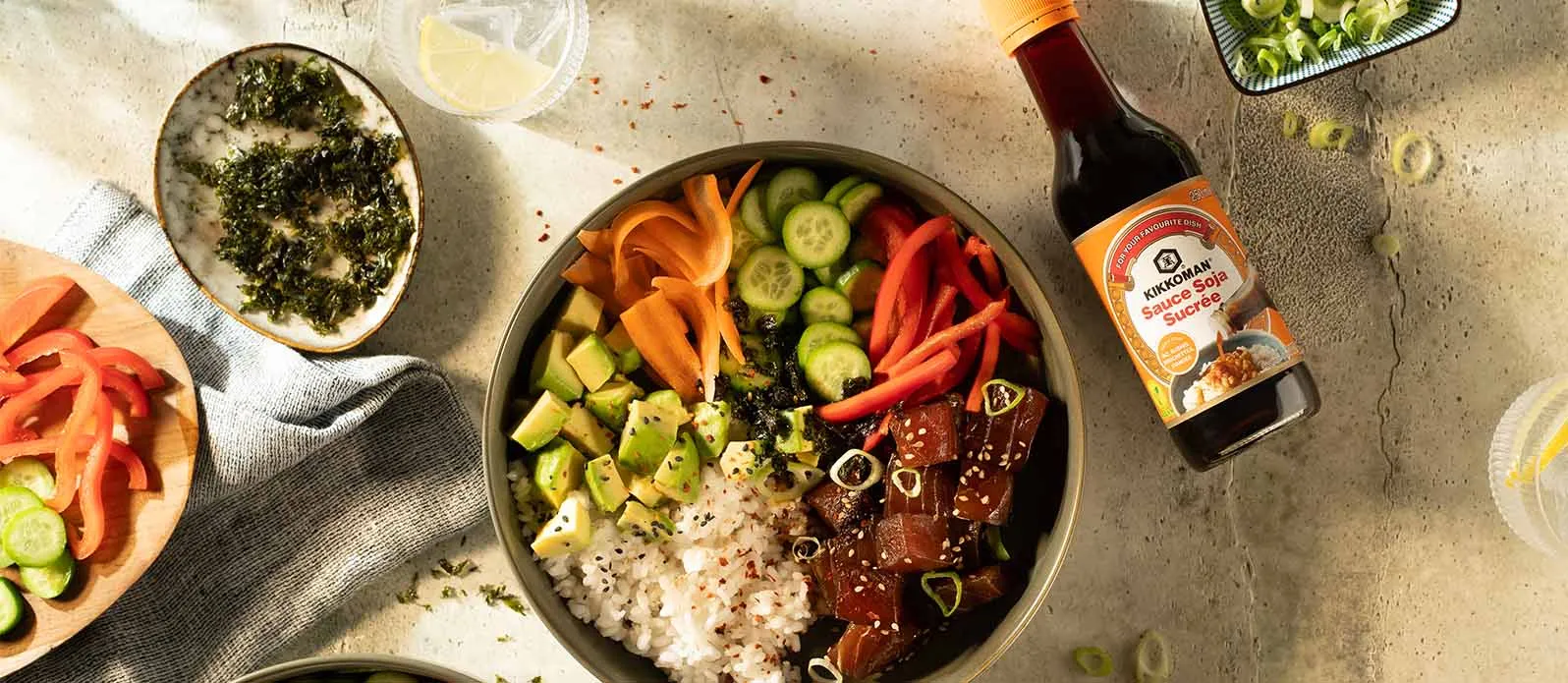 Poke bowl al tonno con salsa di soia