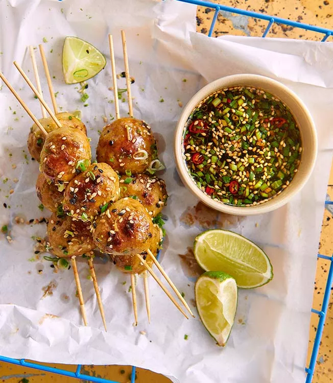 Fragranti polpette di pesce tailandesi in salsa tamari