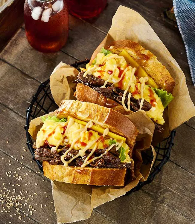 Egg drop sandwich coreano in stile bulgogi