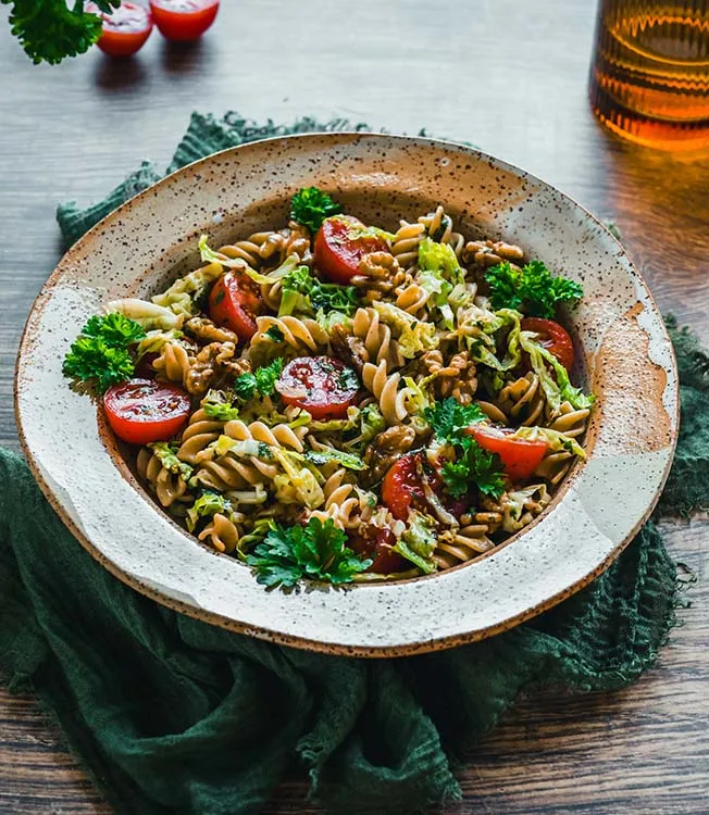 Pasta integrale con cavolo e noci