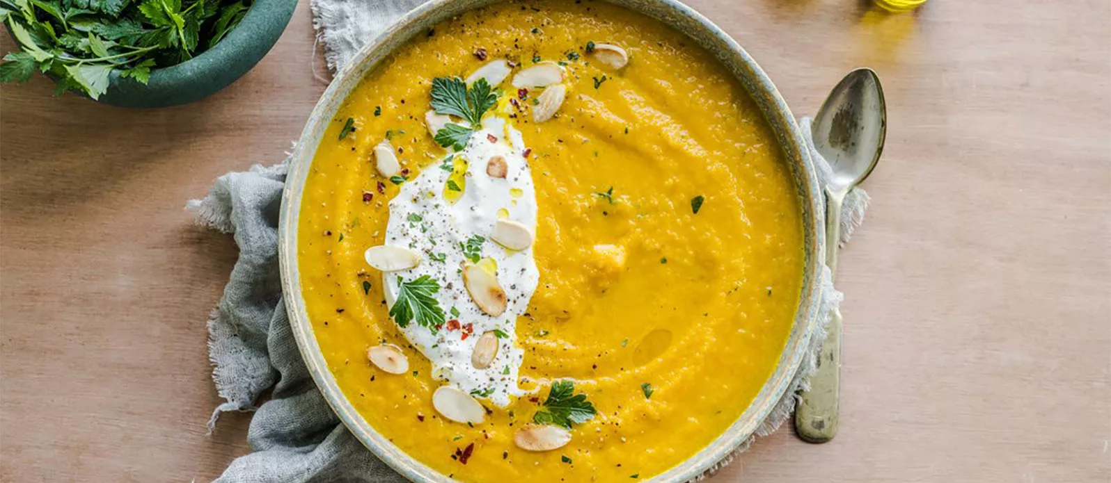 Zuppa di carote facile con coriandolo, burrata e mandorle
