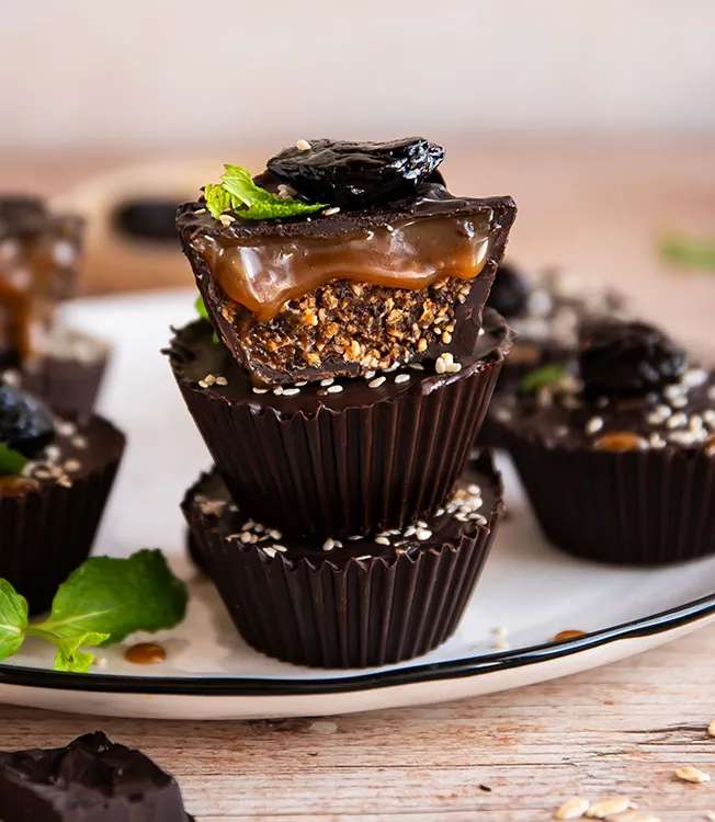 Chocolate Cups con caramello al miso