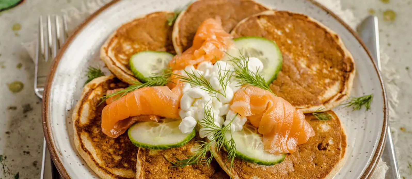Pancake integrali con salmone affumicato, ricotta e cetrioli