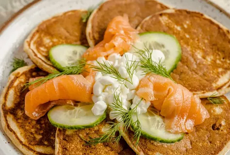Pancake integrali con salmone affumicato, ricotta e cetrioli
