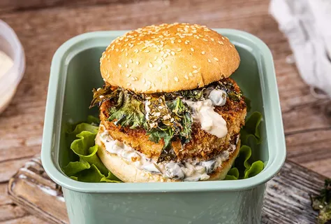 Burger di pesce con cavolo e salsa yogurt