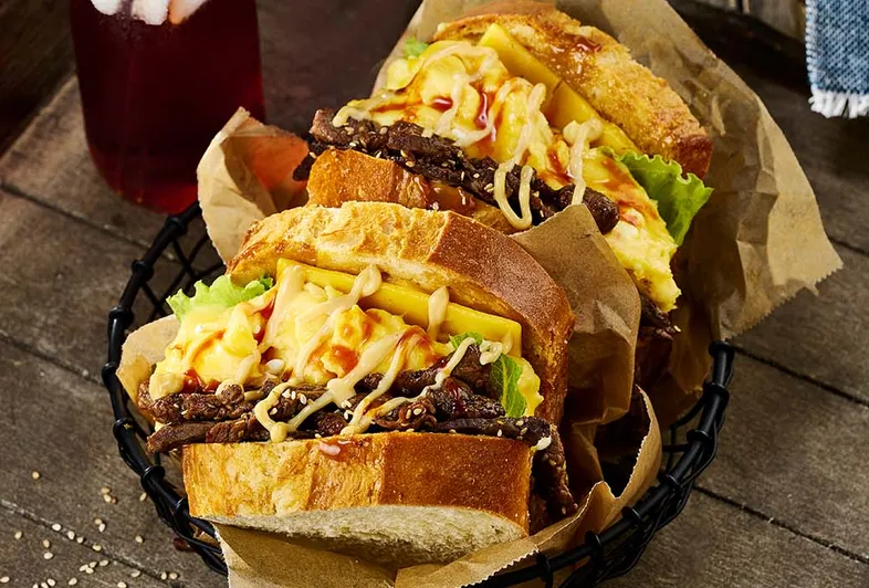 Egg drop sandwich coreano in stile bulgogi