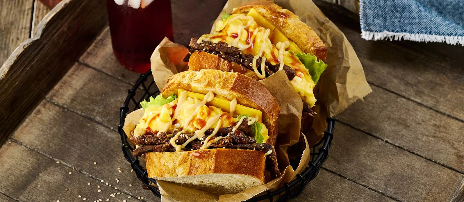 Egg drop sandwich coreano in stile bulgogi