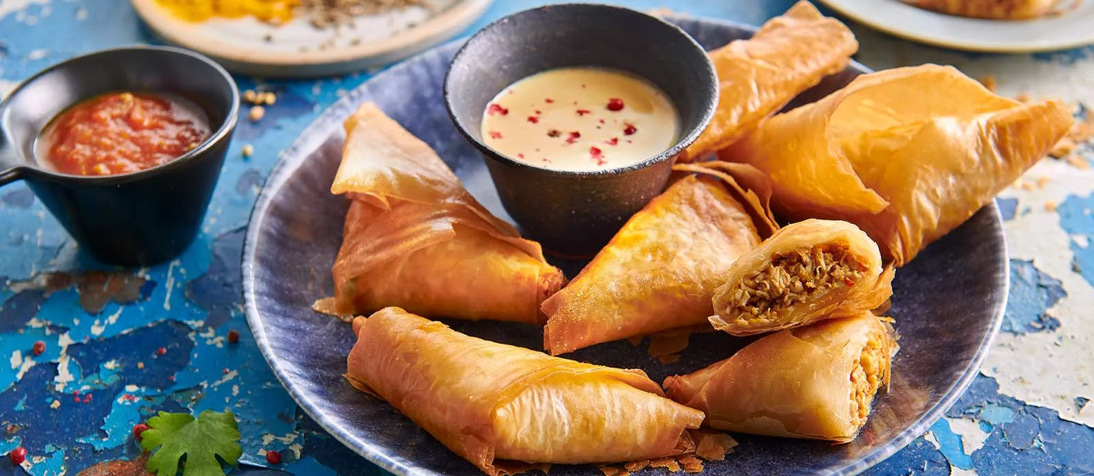 Samosa di pollo Vindaloo con salsa allo yogurt