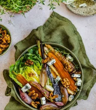 Insalata calda di verdure arrosto e noci croccanti