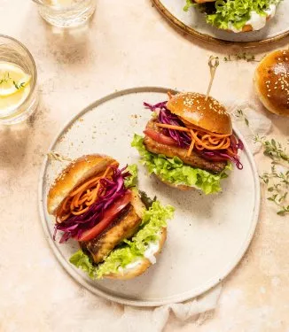 Burger di pesce piccante con cavolo e insalata di carote