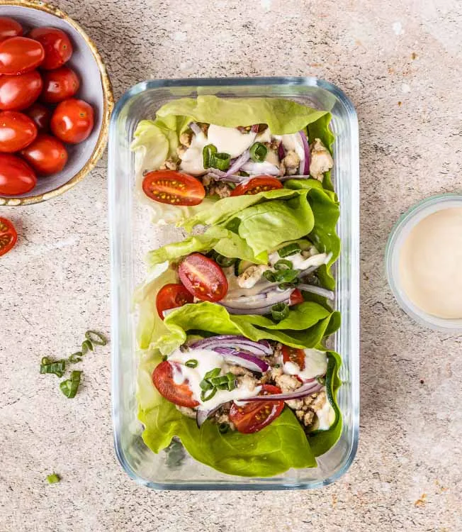 Wrap di lattuga con tacchino e salsa