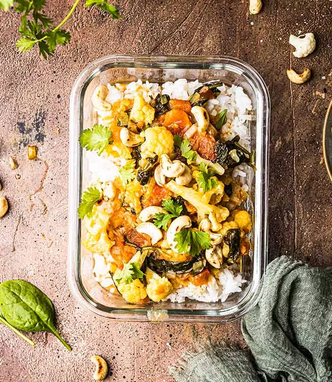 Curry di cavolfiore, anacardi e spinaci con riso