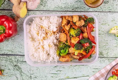 Pollo soia e miele con verdure e riso