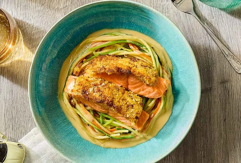 Salmone croccante su nido di spaghetti